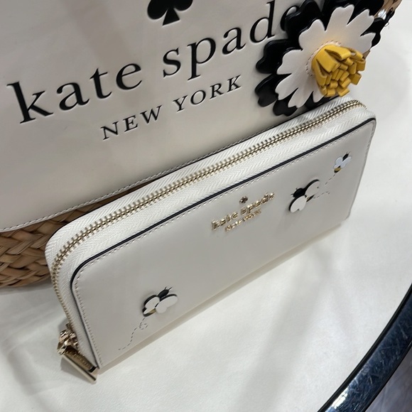Kate Spade honey bee large continental wallet
PARCHMENT MULTI - Picture 2 of 16